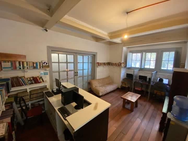 Biblioteca del centro con su sala de computación