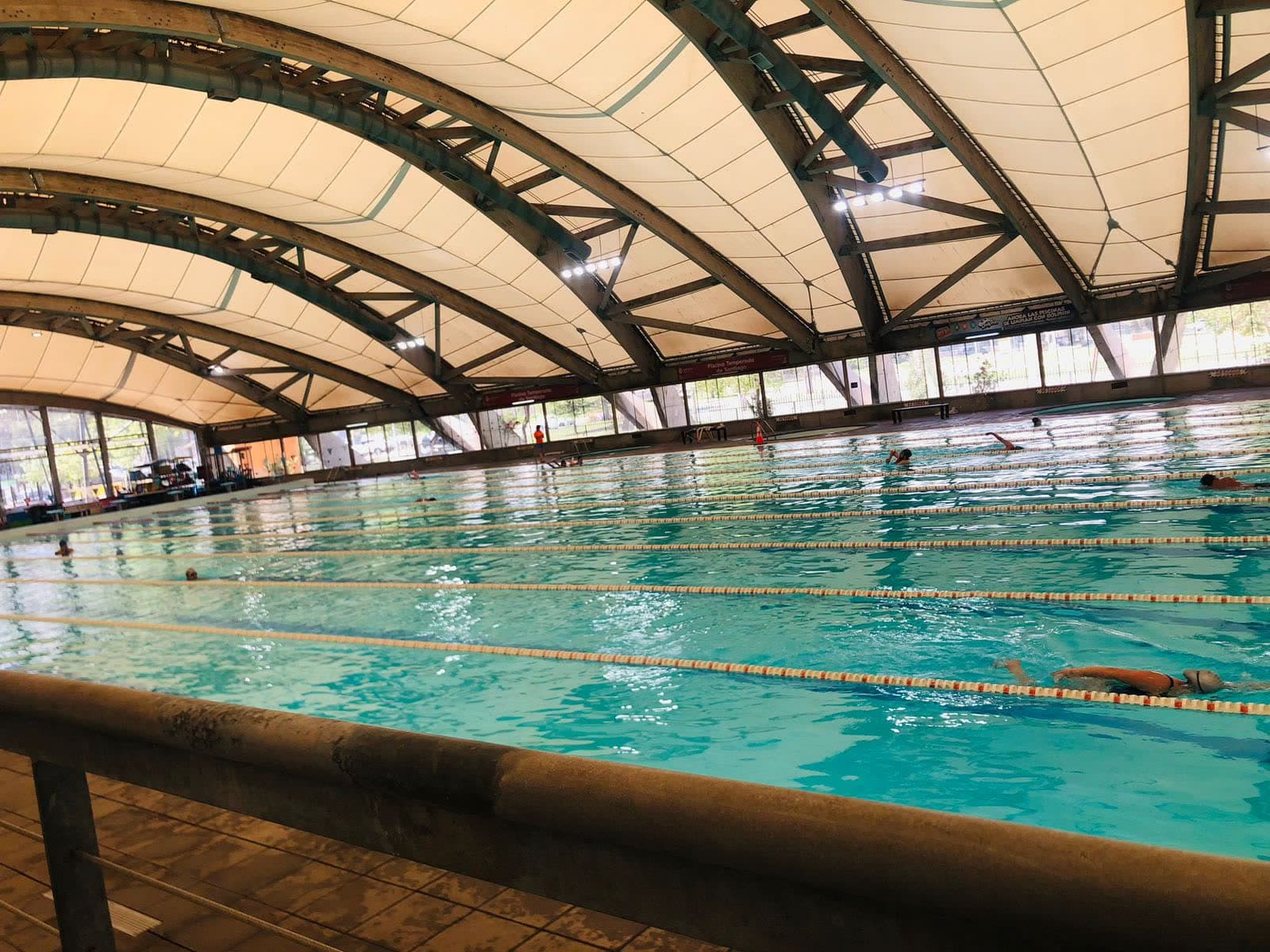 Vista amplia de la cubierta de la piscina temperada del centro